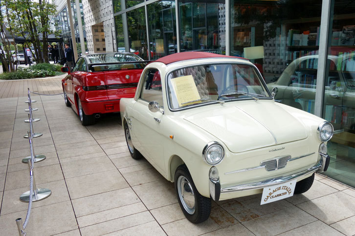 1957年式「アウトビアンキ・ビアンキーナ テッドフォルマビーレ」。フィアットの2代目「チンクエチェント」をベースにオリジナルデザインのボディーを架装したもので、写真のカブリオレのほかに、セダンやワゴンも存在したのだとか。