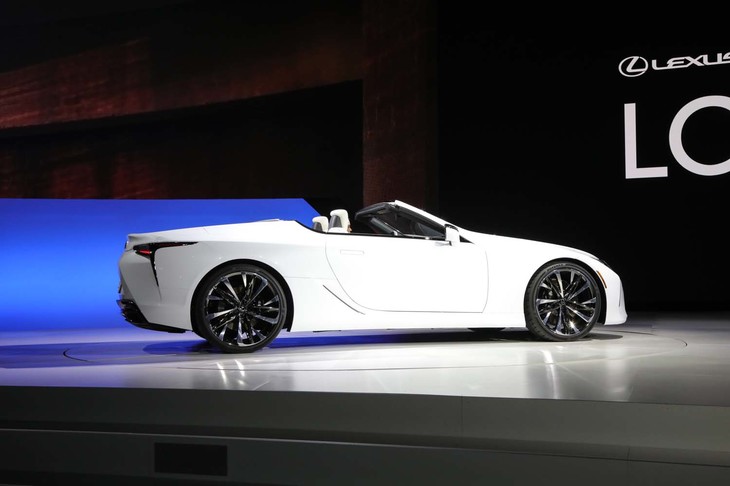 「LCコンバーチブルコンセプト」の開発に際しては、特に、流麗なサイドビューにこだわったという。ルーフはメタルトップではなく、ほろ式が想定されている。