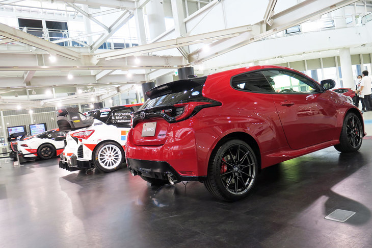 「トヨタGRヤリスRZ“ハイパフォーマンス”」（右）と、TOYOTA GAZOO Racingの競技車両。