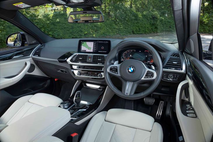 インストゥルメントパネルのデザインは、姉妹車である「X3」と基本的に同一。試乗車はピアノブラックの「BMWインディビジュアル インテリアトリム」をオプション装着していた。