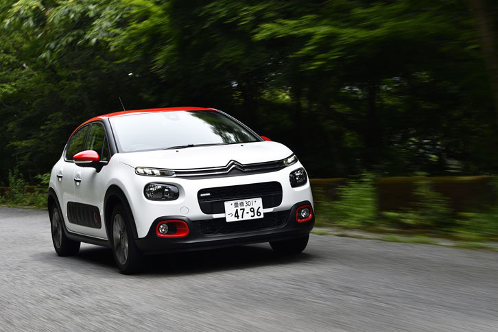 新型「C3」には「プジョー208」などと同じPSAのコンパクトカー用PF1プラットフォームが使用されている。サスペンションは前がマクファーソンストラットで後ろがトーションビームアクスル。