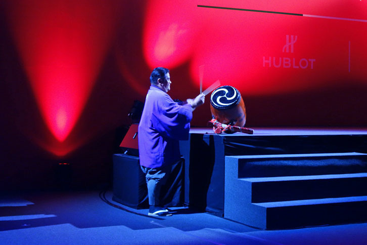 プレスカンファレンスは、相撲の呼び出し太鼓を合図に開始された。