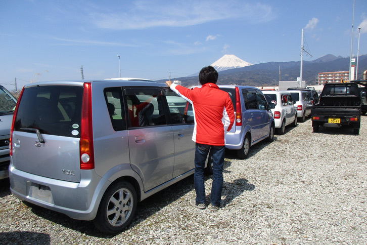 一見するとリュウ氏の店は「廃車置き場」のようだ。