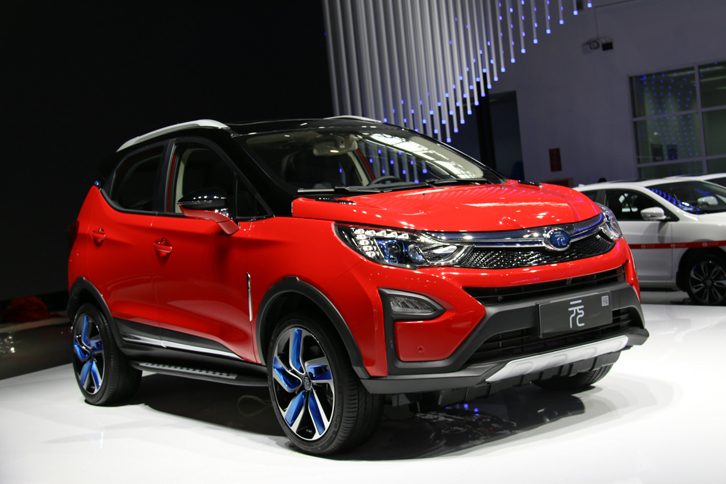 BYDのコンパクトクロスオーバー「元」。自慢の電池技術を生かしたプラグインハイブリッド車もラインナップ。
			 