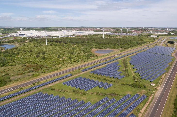 ソーラーパネルが並ぶ日産の英サンダーランド工場。建屋の周辺には、風力発電機も林立している。