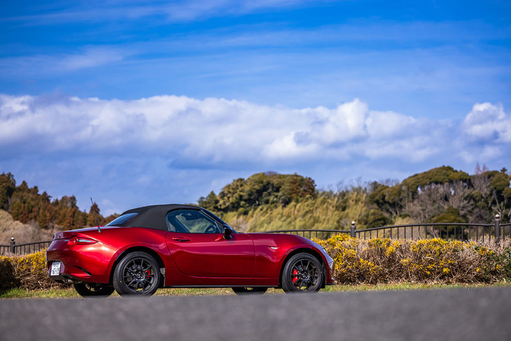 今回試乗した「ロードスターRS」のボディーカラーは「ソウルレッドクリスタルメタリック」と呼ばれる6万6000円の有償色。同グレードにはブラックのソフトトップが組み合わされる。