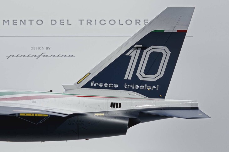 既存の「frecce tricolori」ロゴをいかに違和感なく取り込むかは、それなりの苦労があったと思われる。