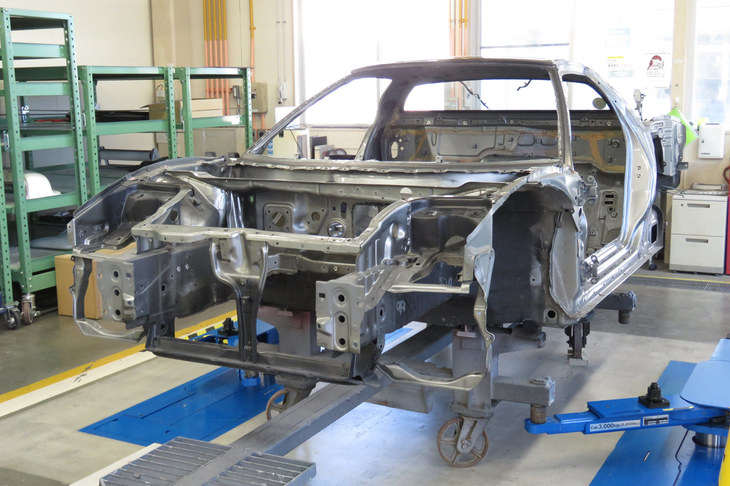 プラン次第では、ご覧の通り“どんがら”の状態までクルマを分解してから、修復、塗装、組み立てを行っていく。