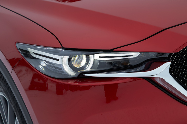 従来モデルから大きく意匠が変わったヘッドランプ。上級グレードには、12個のLED光源を個別に制御し、他車の眩惑（げんわく）を防ぎつつ夜間の視認性を高める「アダプティブLEDヘッドライト」が装備される。