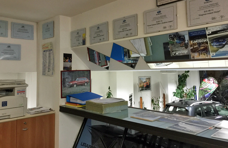 オフィス兼商談スペースは中2階にある。こちらにも「ジャスティ」「E-4AT」「2.0 DOHC」など各技術研修の終了証書が。