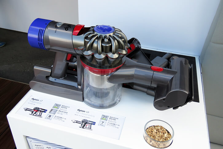 ダイソンのブースに展示されていた、最新モデルの「V7トリガープロ」。さまざまなお掃除に対応する8つの付属ツールを持ち、自動車のシガーソケットでも充電できるスグレモノである。