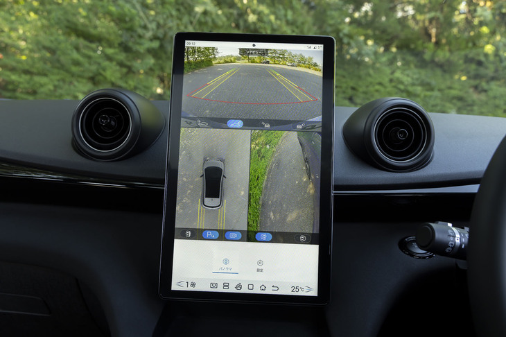 タッチスクリーンはスイッチ操作で縦型表示に切り替わる。ただ向きが変わるのではなく、例えばカメラ映像（写真）であれば、横表示と縦表示に最適な3つの画角を組み合わせて表示するという親切さがある。