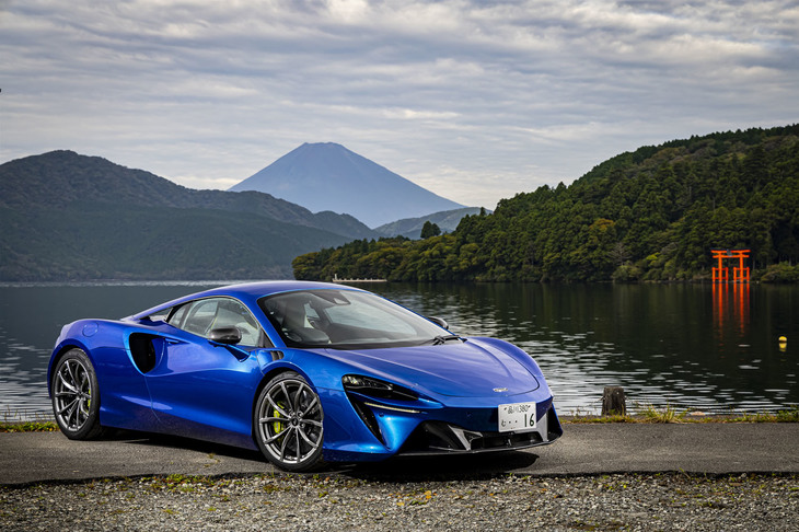 ストップ＆ゴー機能付きインテリジェントアダプティブクルーズコントロールやレーンデパーチャーウオーニング、ハイビームアシストなどといったADASの充実も「アルトゥーラ」の特徴。