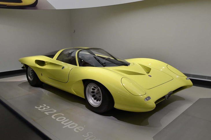 アルファ・ロメオのレーシング部門、アウトデルタがグループ6のライバル、ポルシェの打倒を目指して生み出した「33」、その進化版である「33/2」は1968年のデイトナ24時間レースでワンツーフィニッシュ（2リッタークラス）を飾ったモデル。一方でこんな美しい「33/2クーペ スペチアーレ」も存在する。ピニンファリーナの作。多用されたガラス面とフェンダーのバランスが絶妙で、老舗の得意とするクラシックな美と未来性が調和する。