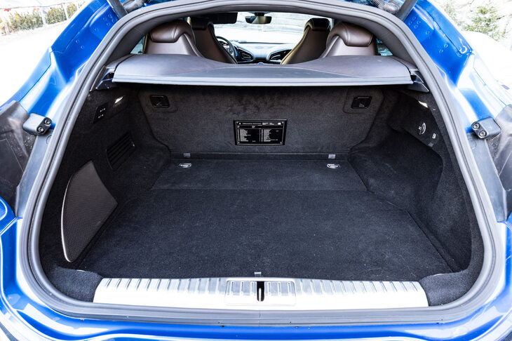 荷室容量はフェラーリ史上最大の473リッター。トノカバーおよび荷室と後席を仕切るボードは脱着可能で、後席をたたむとより広い積載スペースが得られる。