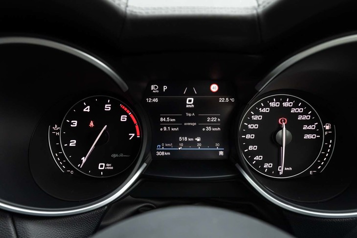 今となってはクラシカルな趣が感じられる2眼式メーター。センターはインフォメーションディスプレイになっている。