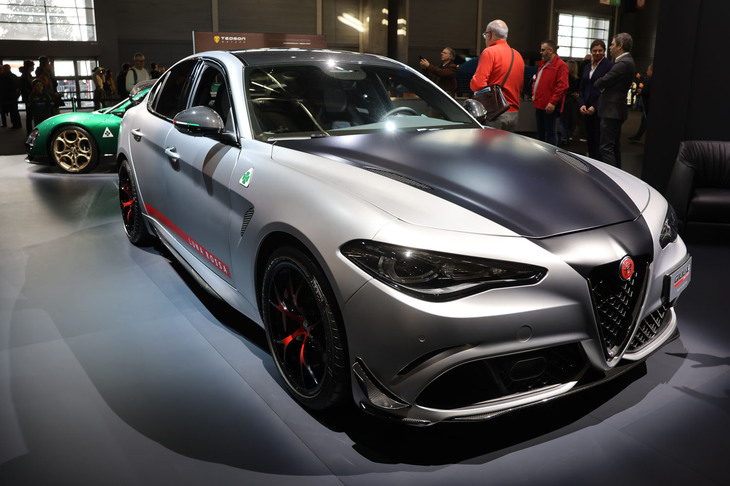 以下5点は同時開催された「アルティメート・スーパーカーガレージ」でのもの。マセラティとアルファ・ロメオによる共同プロジェクト、ボッテガ フォリセリエ（「マッキナあらモーダ！」第936回参照）は、「アルファ・ロメオ・ジュリア クアドリフォリオ ルナロッサ」を展示した。名門ヨットチームとのコラボーションで、限定10台はすでに完売。