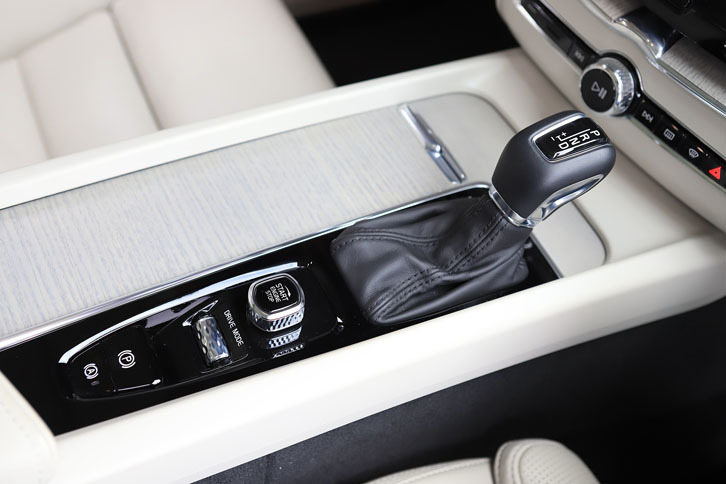 センターコンソールのデザインは極めてシンプル。写真のグレーの部分はカップホルダーや小物入れのふたで、ドリフトウッドと名付けられた天然木が用いられている。