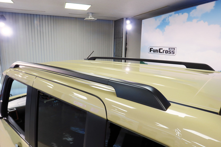 （使うかどうかは別にして）レジャーカーに必須の装備といえばルーフレール。「ファンクロス」にこれを備えるため、「タント」のルーフまわりには補強が追加された。