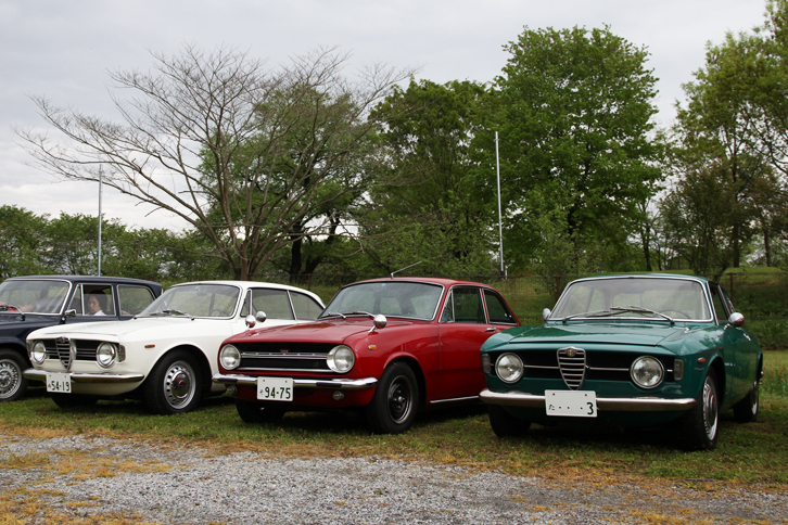 通称“段付き”の「アルファ・ロメオ・ジュリア スプリントGTV」（左）と「アルファ・ロメオ1300GTJ」（右）に挟まれた「いすゞ・ベレット1600GT」。ベレGは“和製アルファ”と呼ばれたこともあるだけに、こうして並んでいても違和感がない。