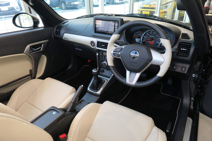 各所にアイボリーの配色がなされたインテリア。インパネガーニッシュやドアシルには、同車専用のバッジやシリアルナンバープレートが装着される。