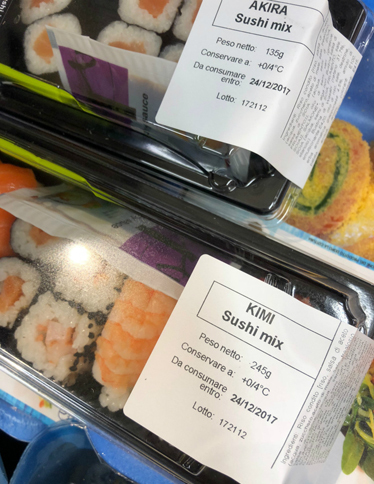近年、ヨーロッパでは、地方都市のスーパーでも、かなりの頻度で寿司を見かけるようになった。これは「AKIRA」と「KIMI」。変わったネーミングについては、次章から紹介。