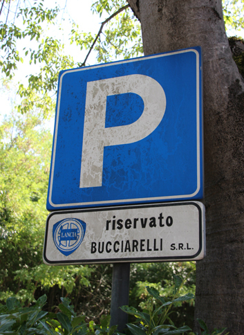 今回の執筆を機会に“元ランチア代理店”を訪ねてみると、廃業後10数年が経過しても「お客さま専用駐車場」の標識が残っていた。