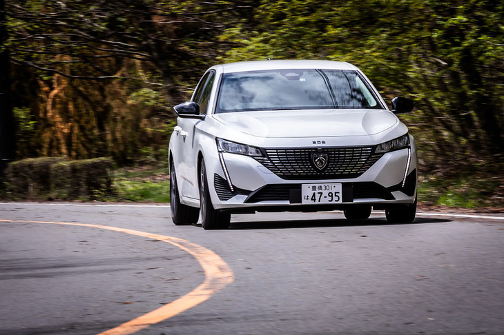 「308」のプラットフォームは、「EMP2（エフィエントモジュラープラットフォーム2）」の進化版となる「EMP2 V3」。多彩なパワーユニットへの対応が自慢だ。