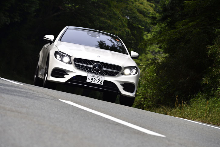 「E300」のサスペンションは可変ダンパーを備える「アジリティコントロール」と呼ばれるもの。エアサスペンションは最上級の「E400」だけにおごられる。