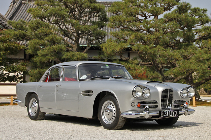 1962年「ラゴンダ・ラピード」。チャイニーズ・アイと呼ばれる、当時の流行である斜め配置のデュアルライトが特徴的な、「ジャガー・マーク2 3.8」と並ぶ当時世界最速の4ドアサルーン。ベースは「アストンマーティンDB4」で、プロポーションはDB4をそのまま延ばして4ドア化したような印象。