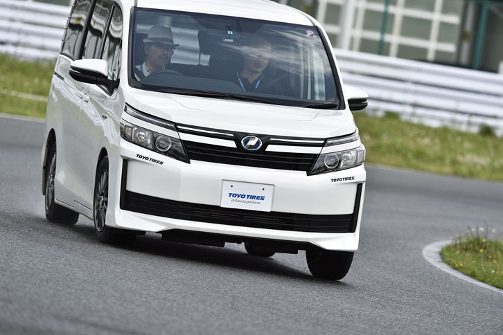 サーキットでは「トヨタ・ヴォクシー ハイブリッド」で、「トランパスML」と「トランパスmpZ」を比較テストした。