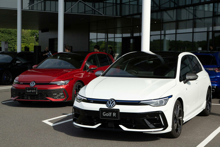 クラブハウス前で出走を待つ、「ゴルフR」（写真向かって右手前）と「ゴルフGTI」（同左）。