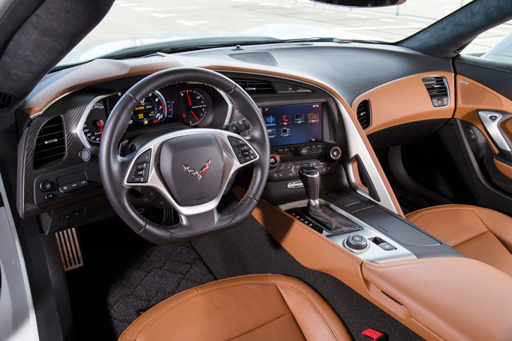 「グランスポーツ」のインテリアは、ピラーやヘッドライナーなどがスエード調の皮革で覆われるほか、各所にカーボンの装飾パネルが採用される。