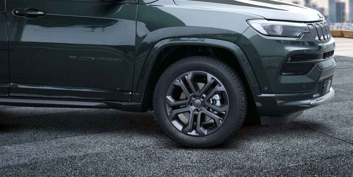 都会派SUV「コンパス」にジープ80周年の特別仕様車が登場 【ニュース