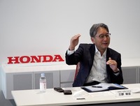 水素を燃料とするモビリティーについては、FCVが最適であり、水素エンジンの開発は行わないというのがホンダの判断。一方で、ライバルのトヨタは水素エンジンの開発姿勢を明確にアピールしている。