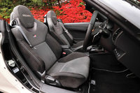 背もたれに「GR」のロゴが刺しゅうされたレカロ製スポーツシート。滑りにくいスエード調表皮や、肩口にもサポートワイヤーを内蔵した設計などにより、高いホールド性を実現している。