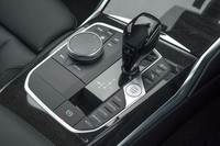 新型「8シリーズ」から採用された新デザインのセンターコンソール。シフトノブの周りに、走行モードのセレクターやインフォテインメントシステムの操作スイッチが並ぶ。