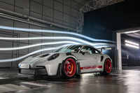 冷却システムとエアロダイナミクスシステムは、純粋な競技専用車両である「911 GT3 R」譲りのテクノロジーと紹介されている。