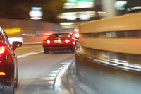 首都高都心環状線をゆっくりと走る真っ赤な「フェラーリ308」を発見！ オッサン2人が「ティグアンR」の車内で大コーフンである。