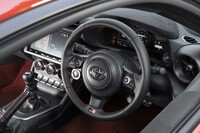 本革巻きのステアリングホイールには「GR」バッジがあしらわれる。アダプティブクルーズコントロール等を装備しないためスポーク上のスイッチがシンプルだ。