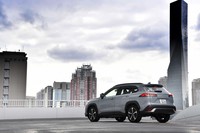 ボディーカラーは、写真の「セメントグレーメタリック」を含む全8色が用意される。