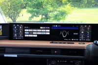 左のスクリーンにラジオアプリの「radiko」を、右のスクリーンに「ホンダ・パーソナルアシスタント」を表示したところ。radikoがタイムフリー再生に対応しているのがうれしい。