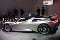 
	MRスポーツカーのようなフォルムの「バッティスタ」。4基のモーターで4輪を駆動する。
	