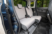 リアシートには160mmのスライド調整機構とリクライニング機構が備わっているが、荷室側からスライドを操作することはできない。