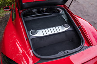 他の「718ケイマン」と同じく後部ハッチゲートを開けても、リアミドに搭載される最高出力400PSの4リッター水平対向6気筒エンジンの姿を見ることはできない。リアには容量270リッター、フロントフード下には同150リッターの荷室が備わっている。