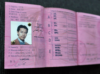 折りたたみ式の紙製免許証の内側。写真は20年前、スピード写真機で撮影したもの。イタリアでは、この程度の斜め向きショットはセーフである。