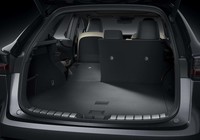 荷室は分割可倒式の後席を倒すことで積載量を調節可能。