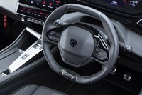 2本スポークのステアリングホイールは上下のリムがフラットになった独特な形状。ボトム側には「GT」ロゴが刻まれる。