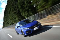 「セダン」と比べると、アグレッシブなスタイリングの「ハッチバック」。