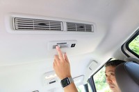 天井にリアサーキュレーターが備わるのは先代モデルと同じだが、操作スイッチを運転席からも操作できるようになったのが新しい。